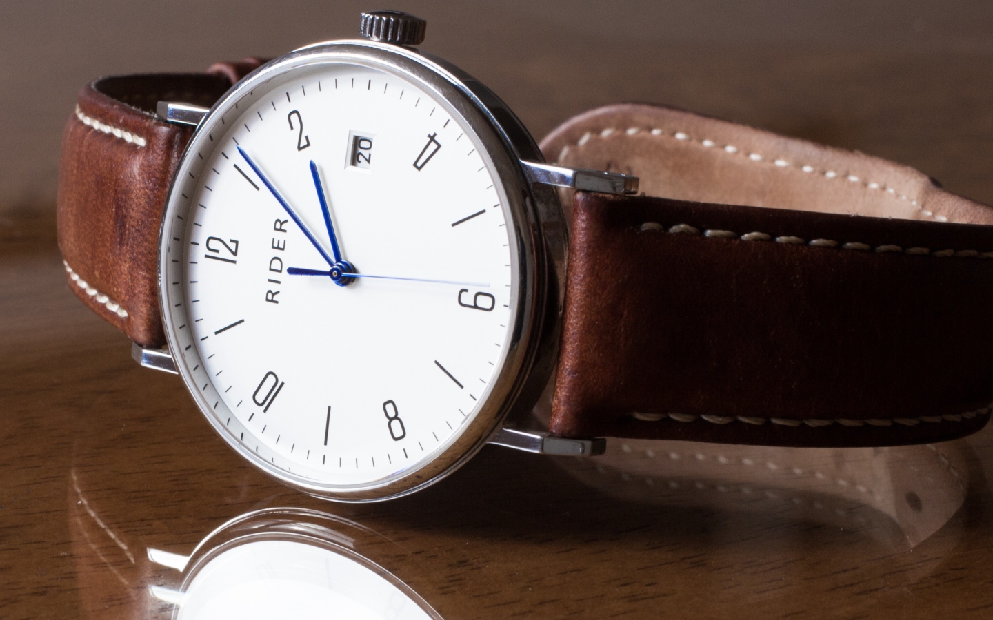Наручные часы Rider на столе 