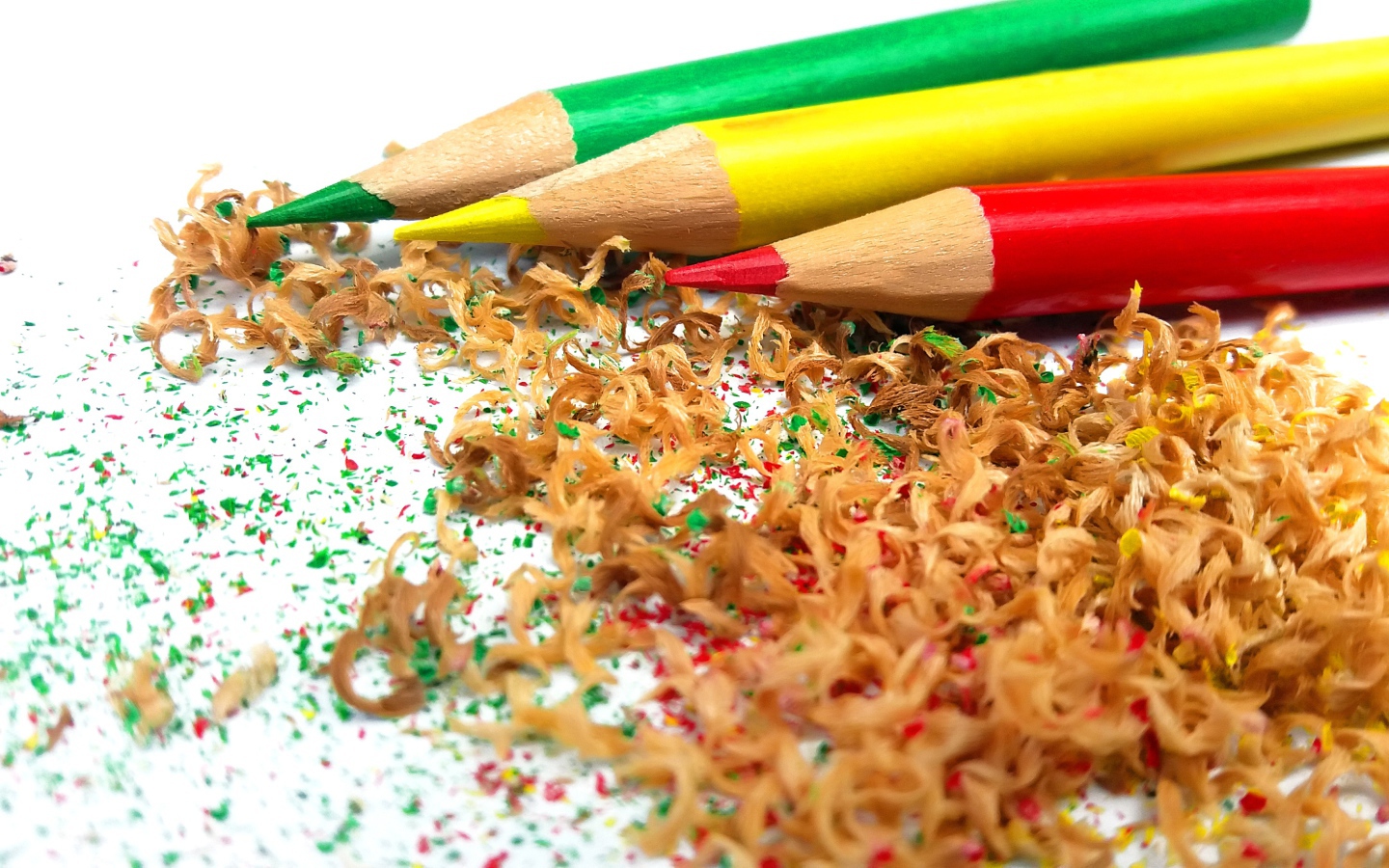 Острые заточенные карандаши со стружкой на белом фоне