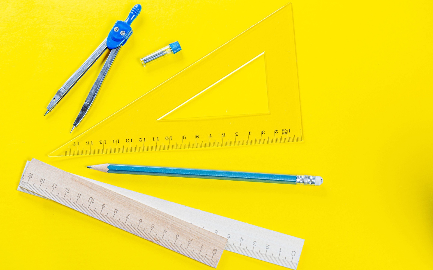 Канцелярские предметы на желтом фоне