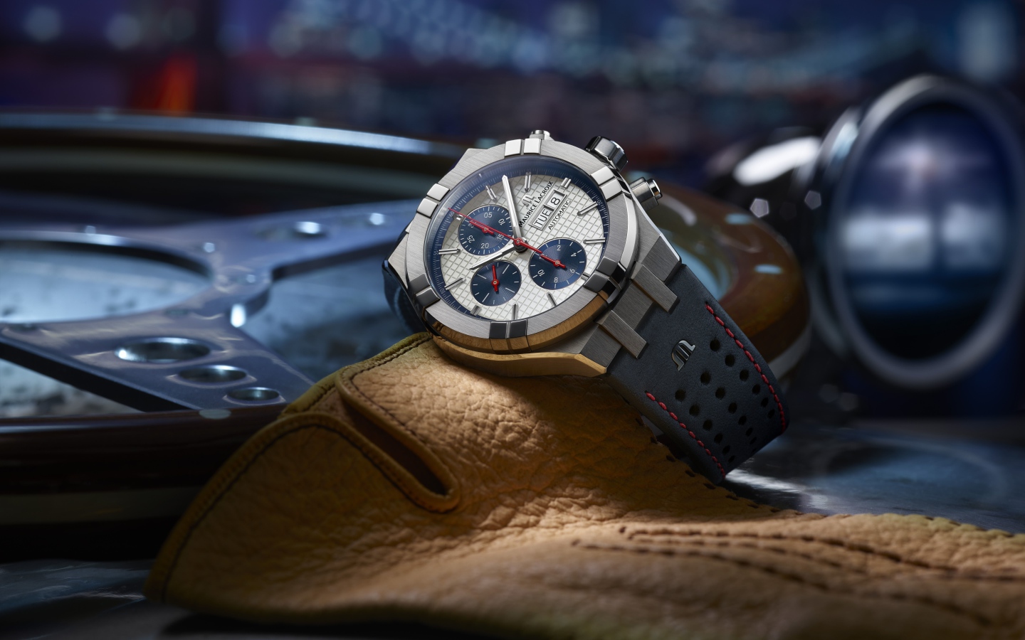 Стильные мужские часы Maurice Lacroi лежит на столе 