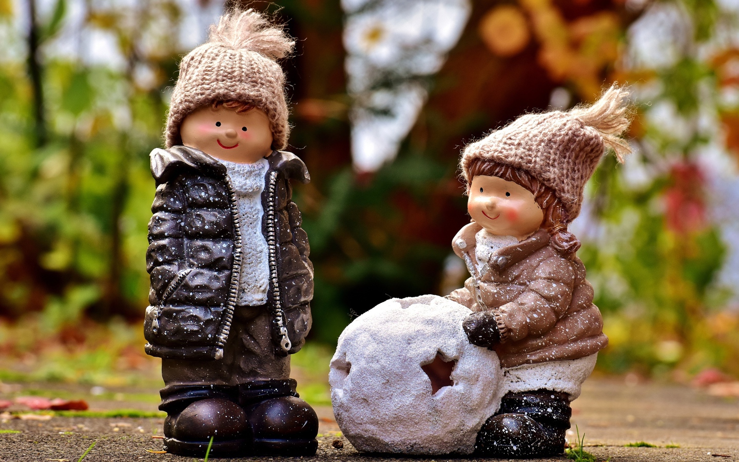 Две садовые статуэтки девочки и мальчика 