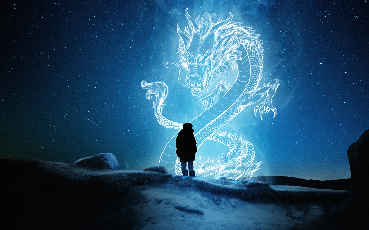 Человек смотрит на большого китайского дракона в звездном небе 
