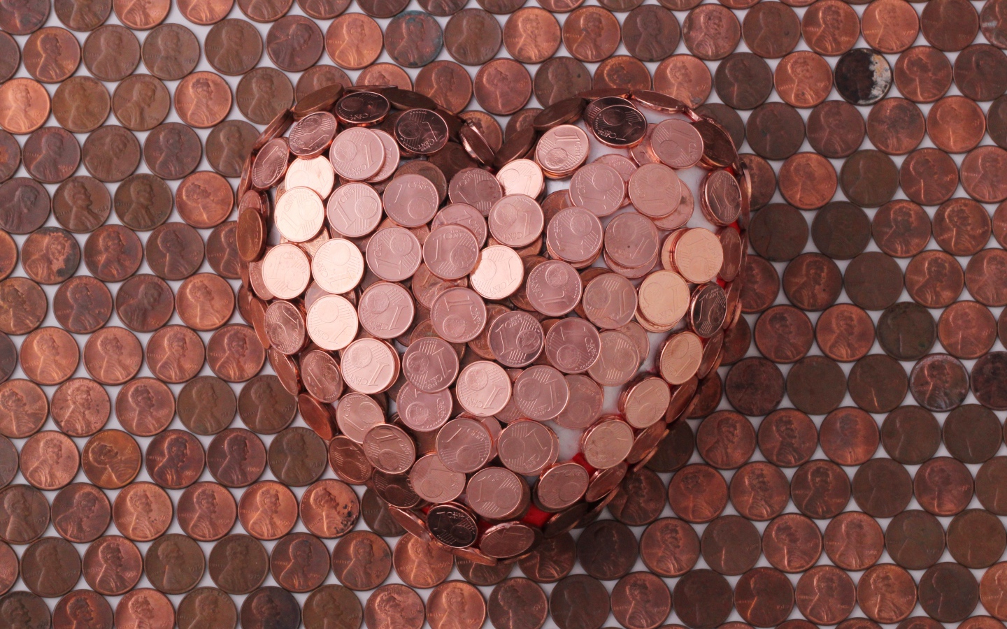 Сердце из монет на столе