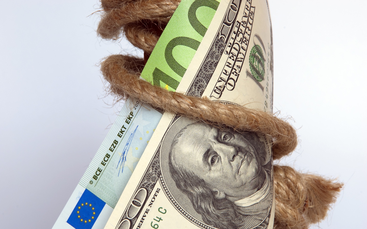 Бумажные купюры обмотаны веревкой 