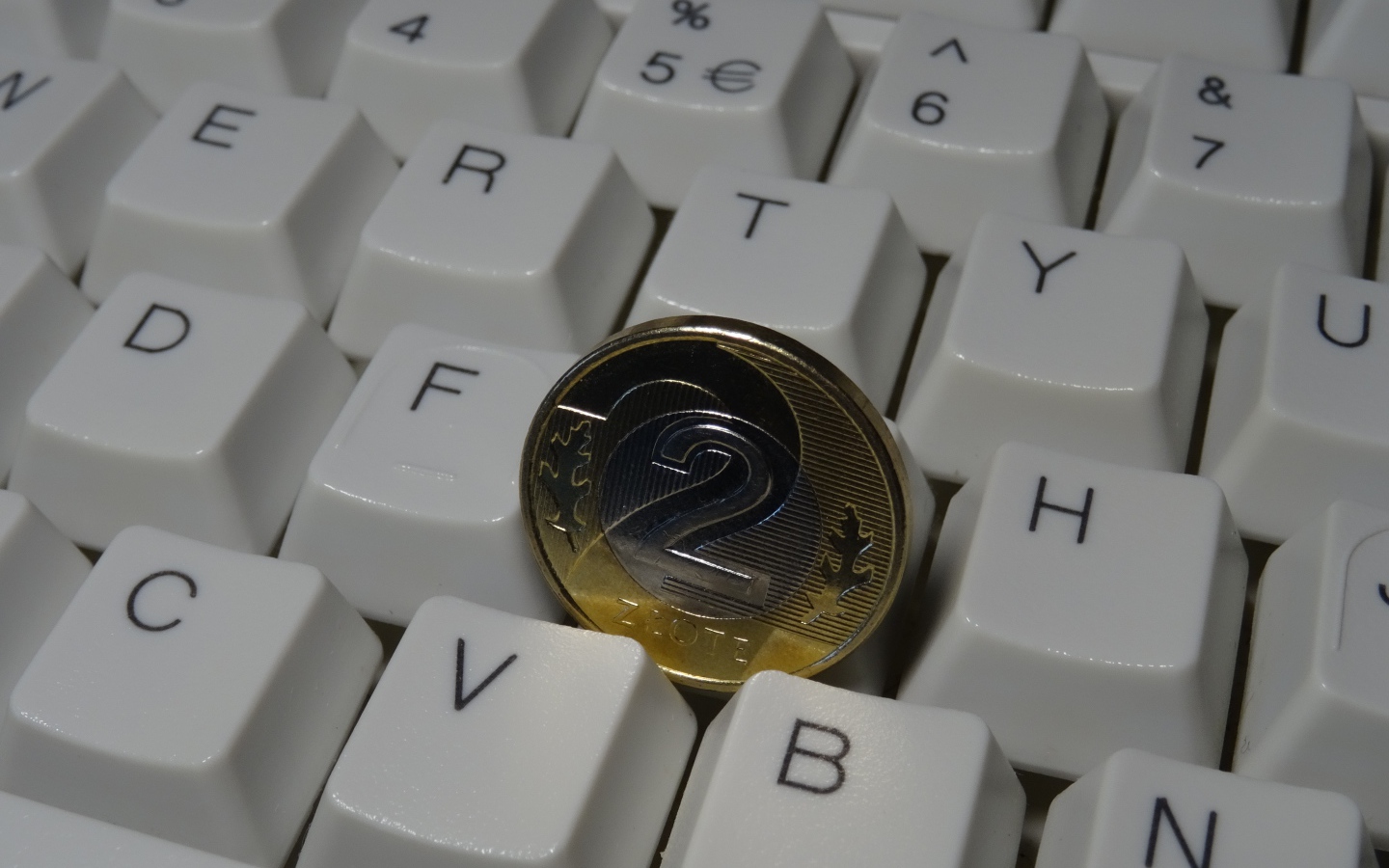 Монета два злотых лежит на клавиатуре
