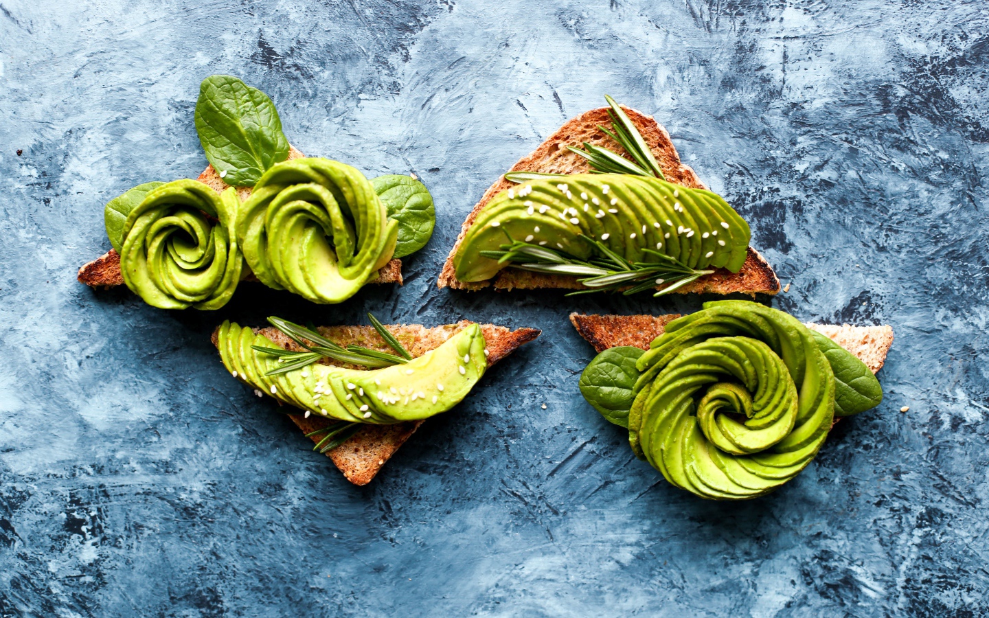 Хлеб с авокадо и базиликом на столе 