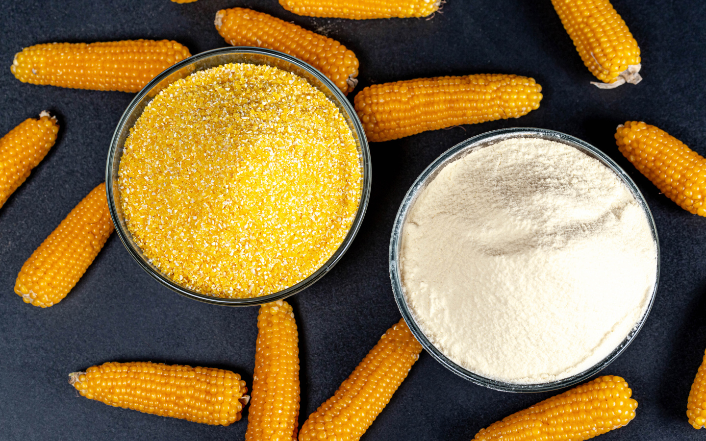 Кукурузные кочаны на столе с кашей и мукой