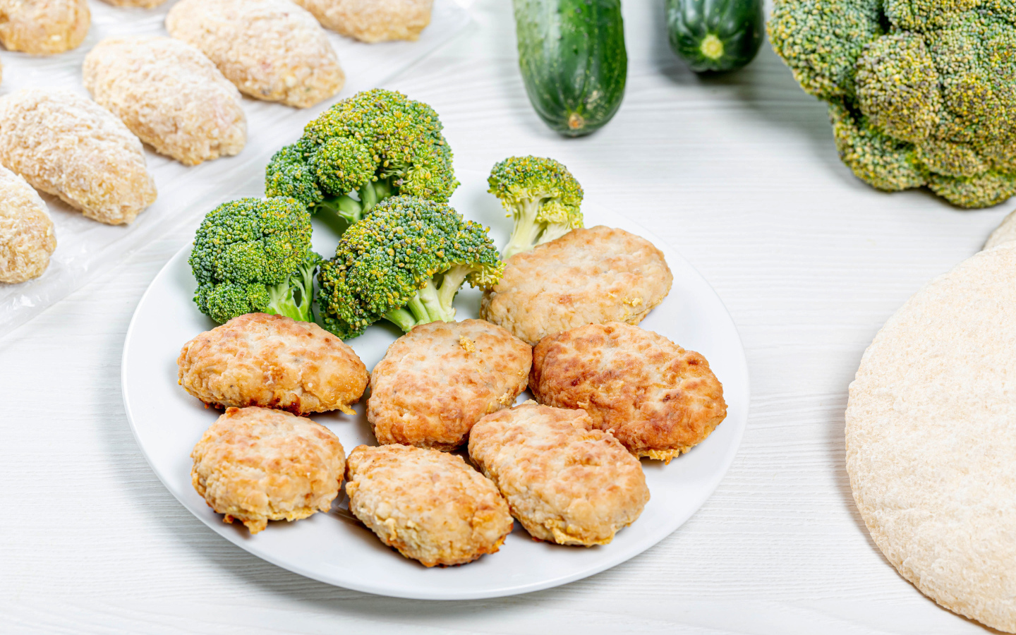 Вкусные котлеты на тарелке с брокколи