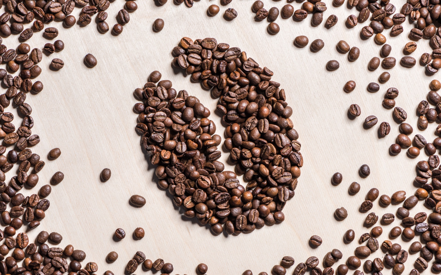 Рисунок к зерна на столе из жареных кофейных зерен 