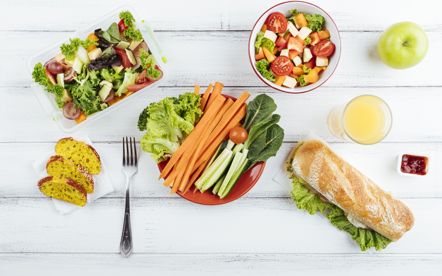 Салат из свежих овощей на столе с бутербродом 