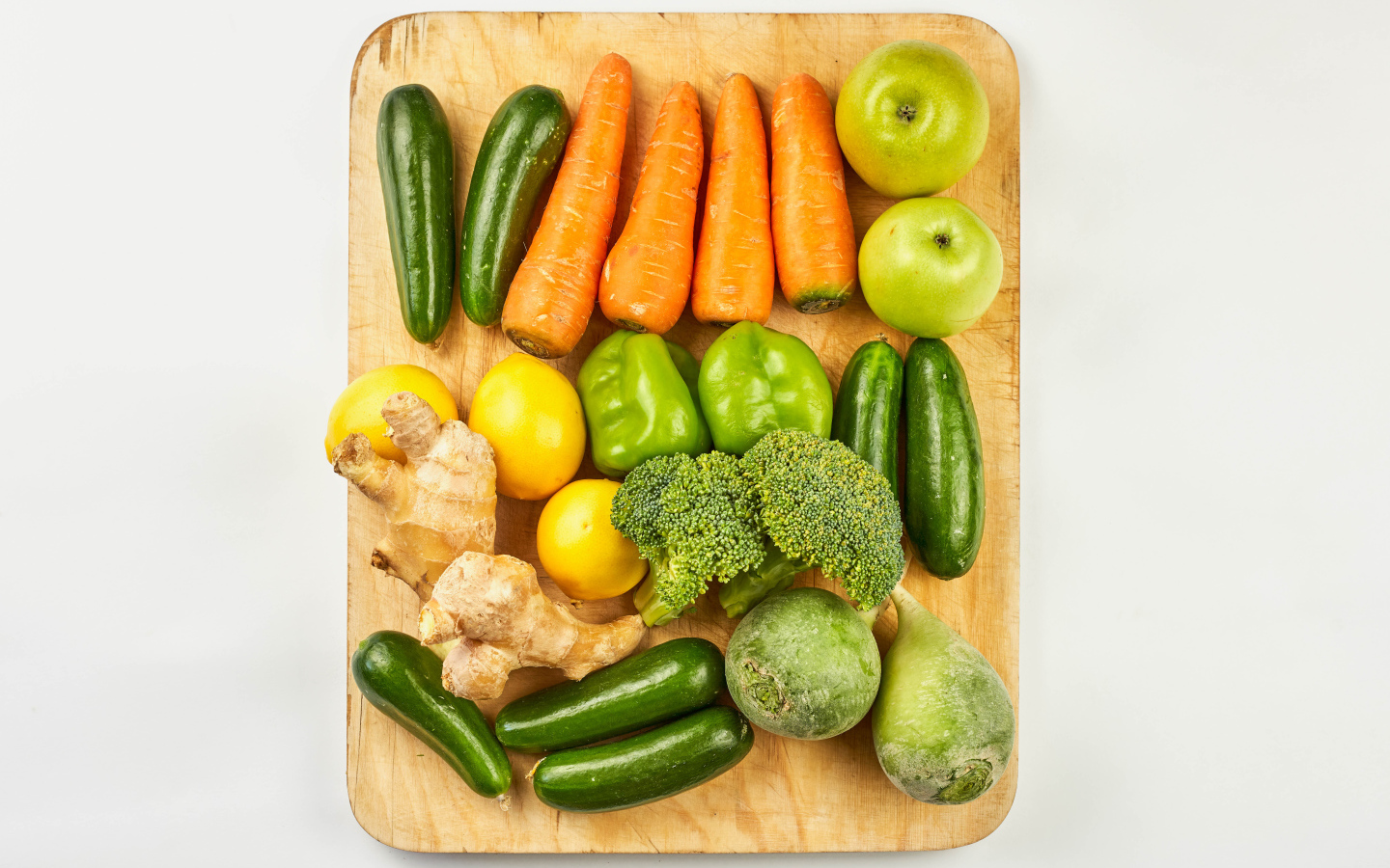 Свежие овощи и фрукты на разделочной доске