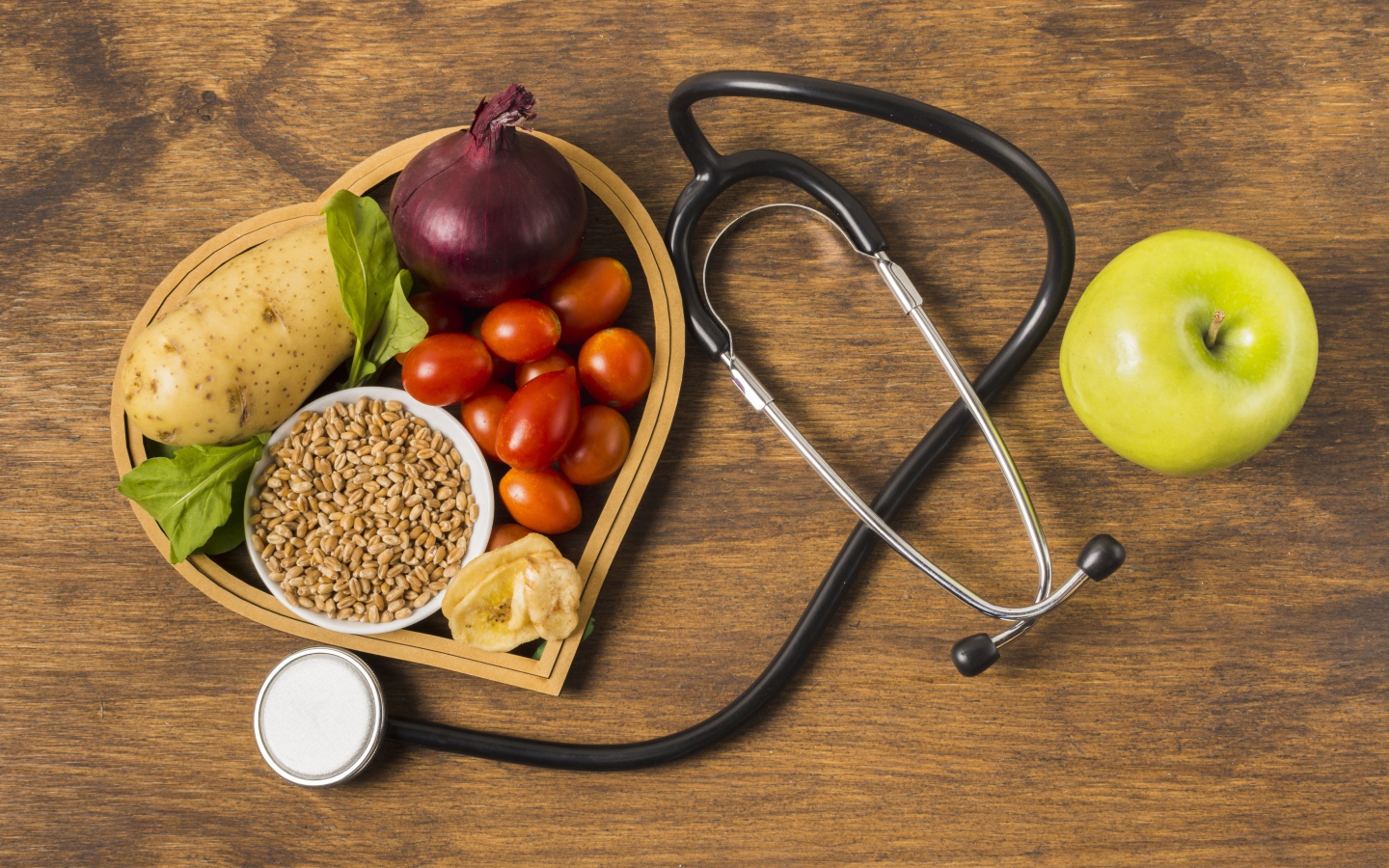 Свежие овощи и зерна пшеницы на столе фонендоскопом