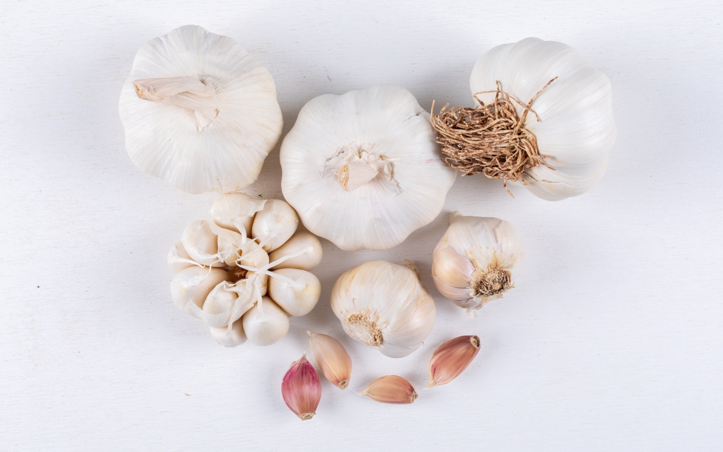 Чеснок на белом фоне крупным планом 