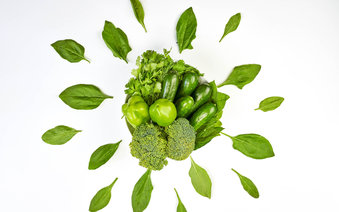 Зеленый набор овощей вегетарианца на белом фоне