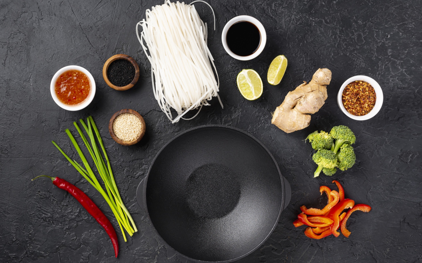 Заготовка продуктов для китайского супа из рисовой лапши