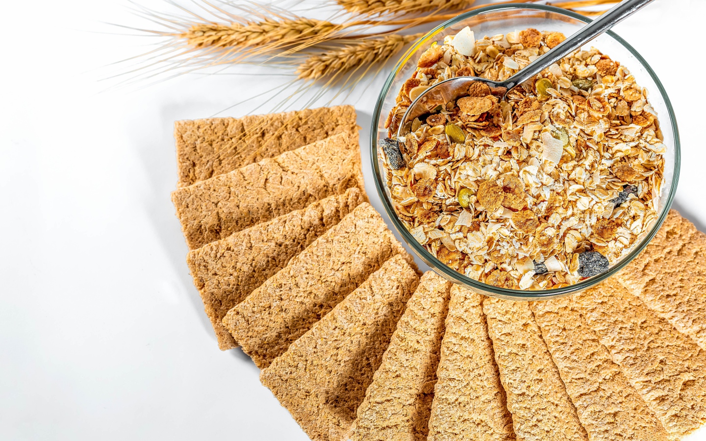 Мюсли в тарелке на столе с хлебцами 