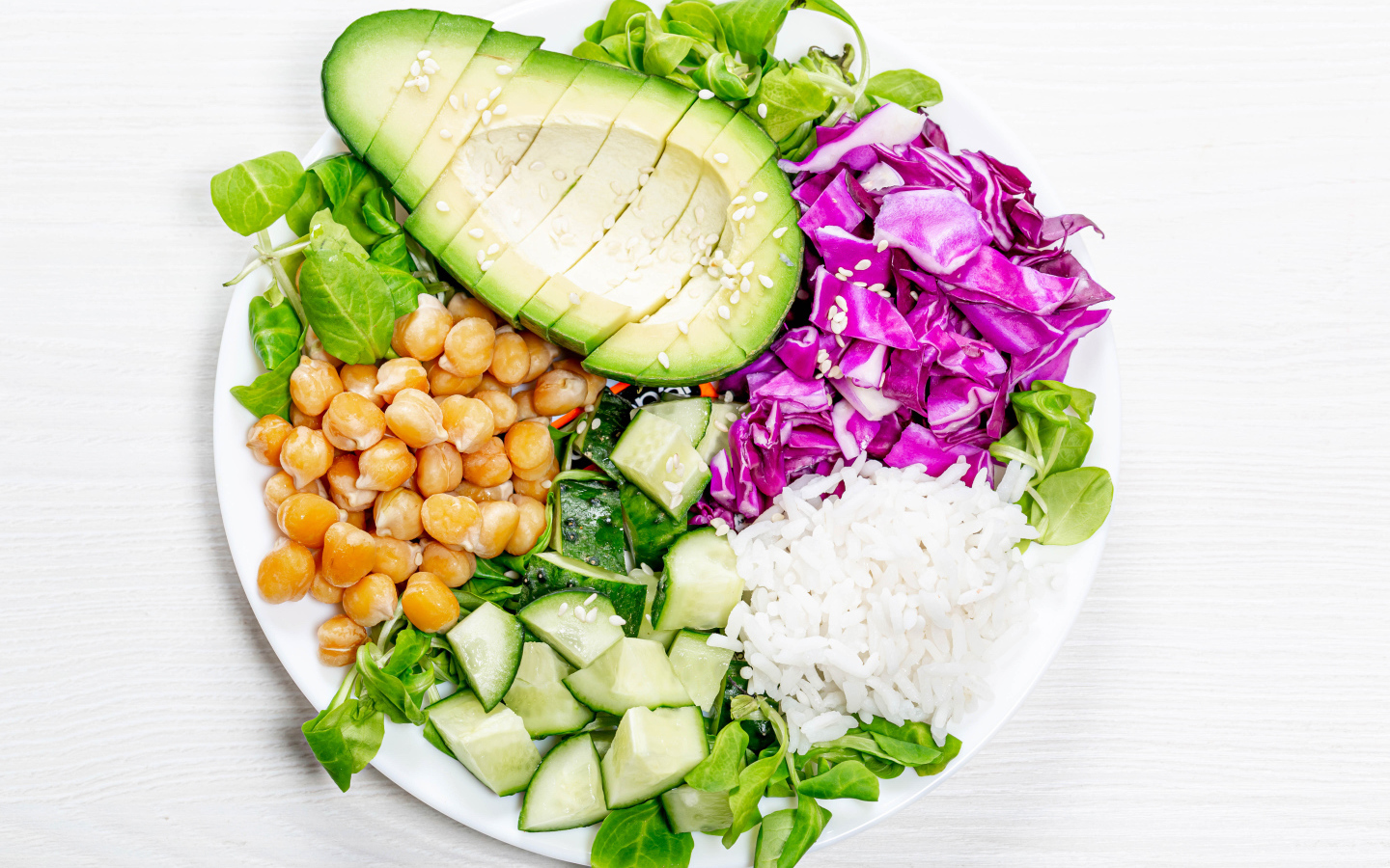 Рис с овощами на белом фоне