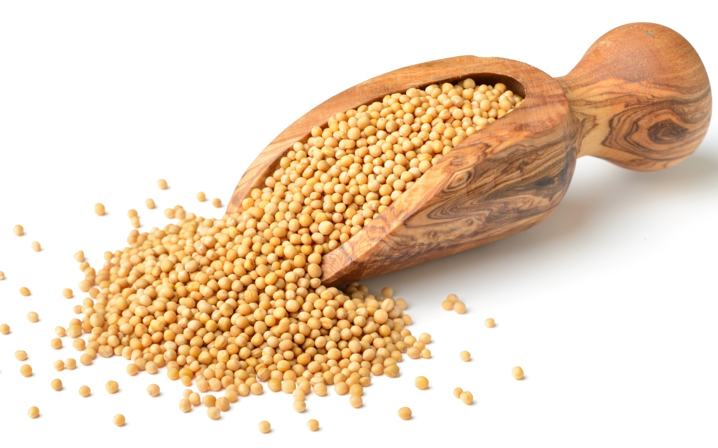 Мелкий горох в деревянном совке на белом фоне