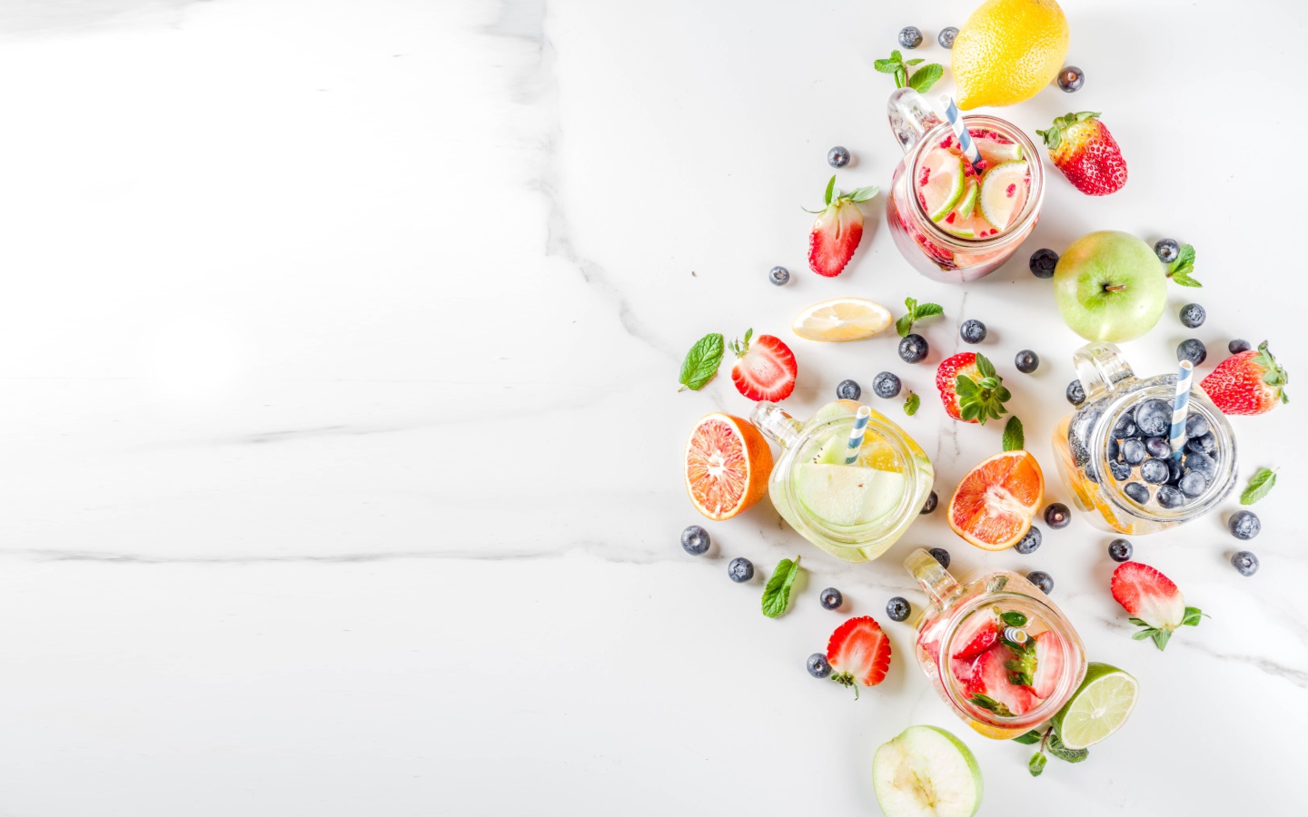 Смузи в баночках на столе с ягодами и фруктами