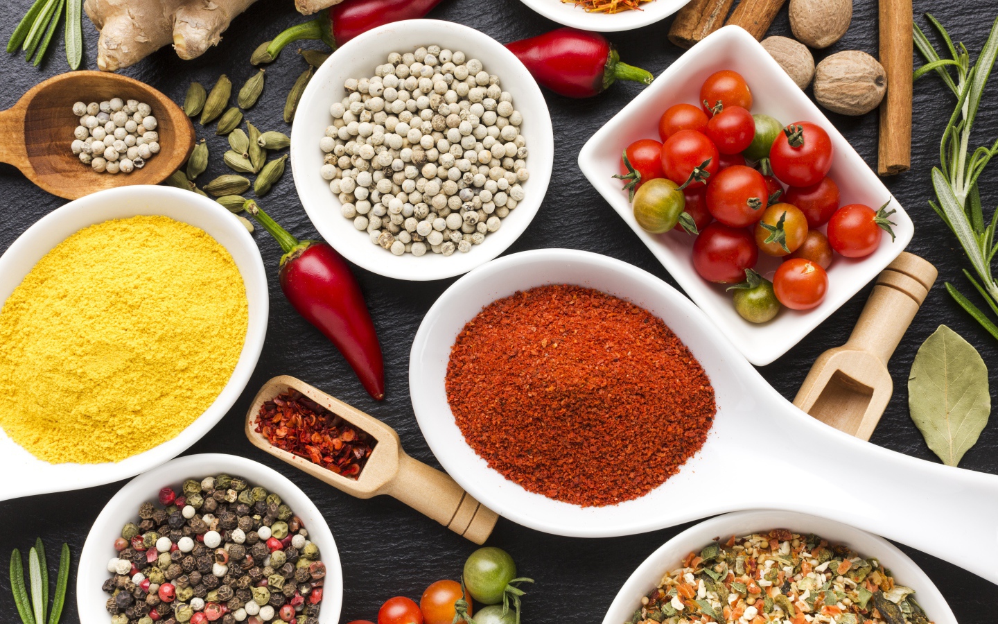 Специи на столе с помидорами и сладким перцем