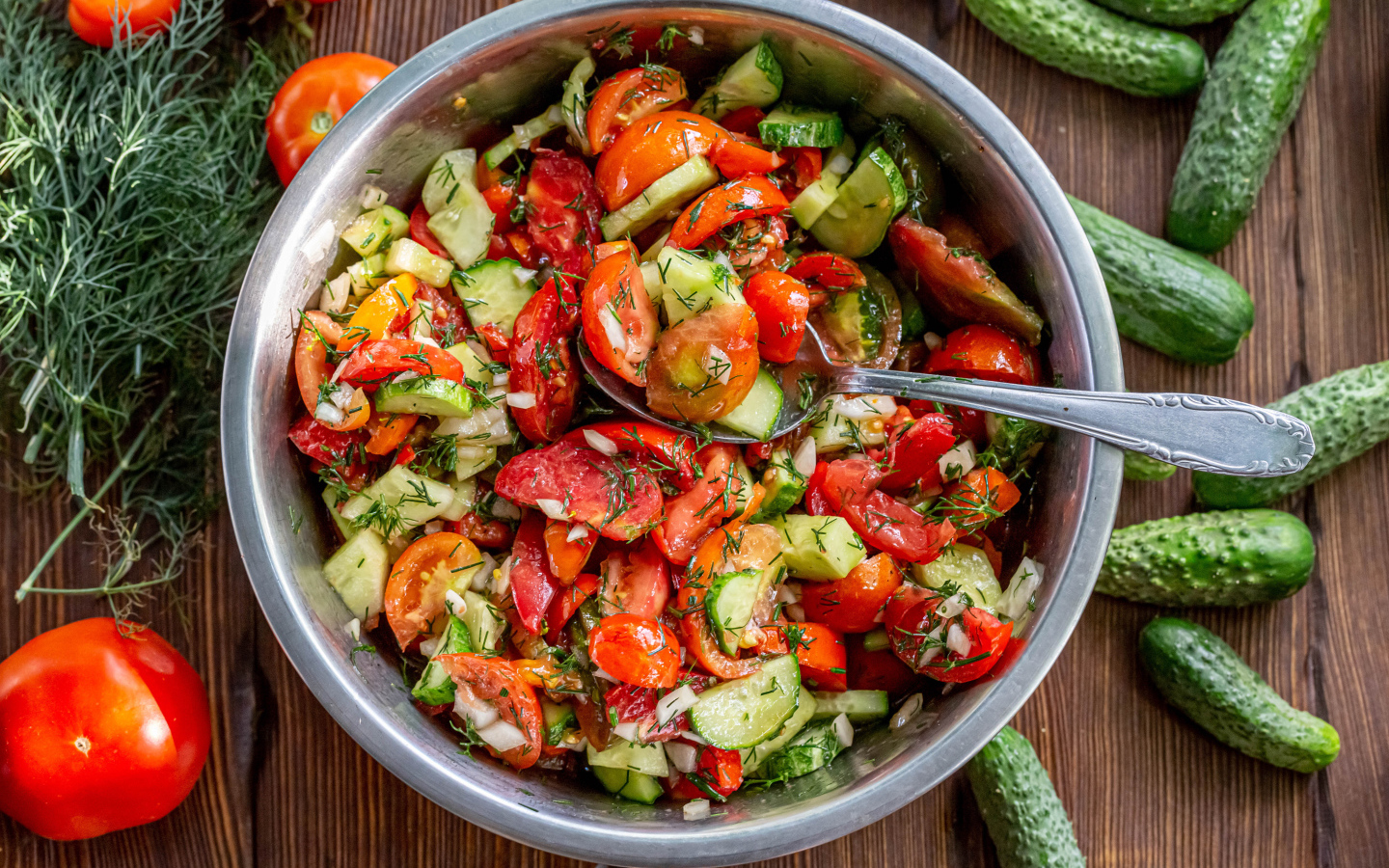 Весенний салат с помидорами и огурцами 