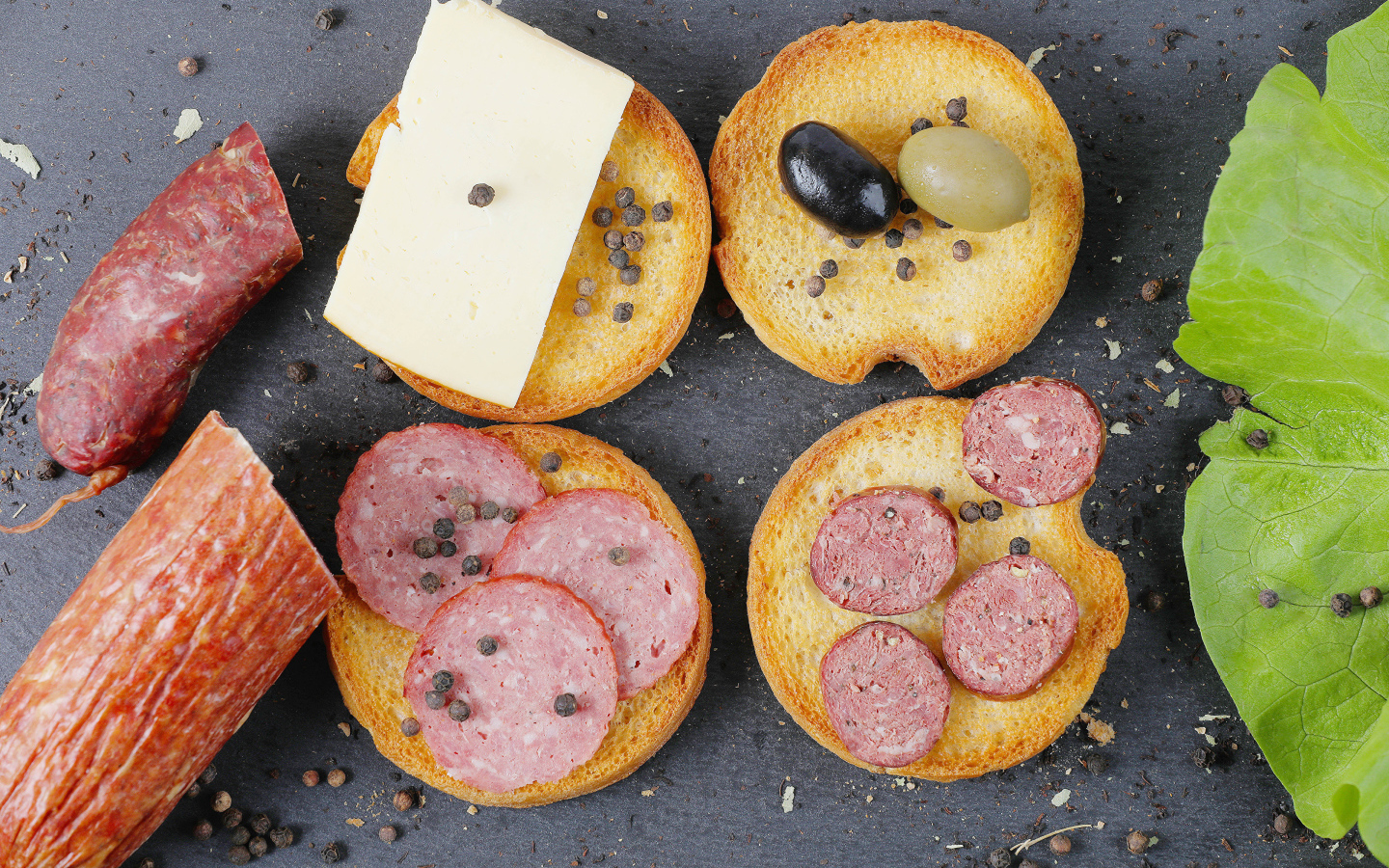 Тосты с колбасой, оливками и сыром