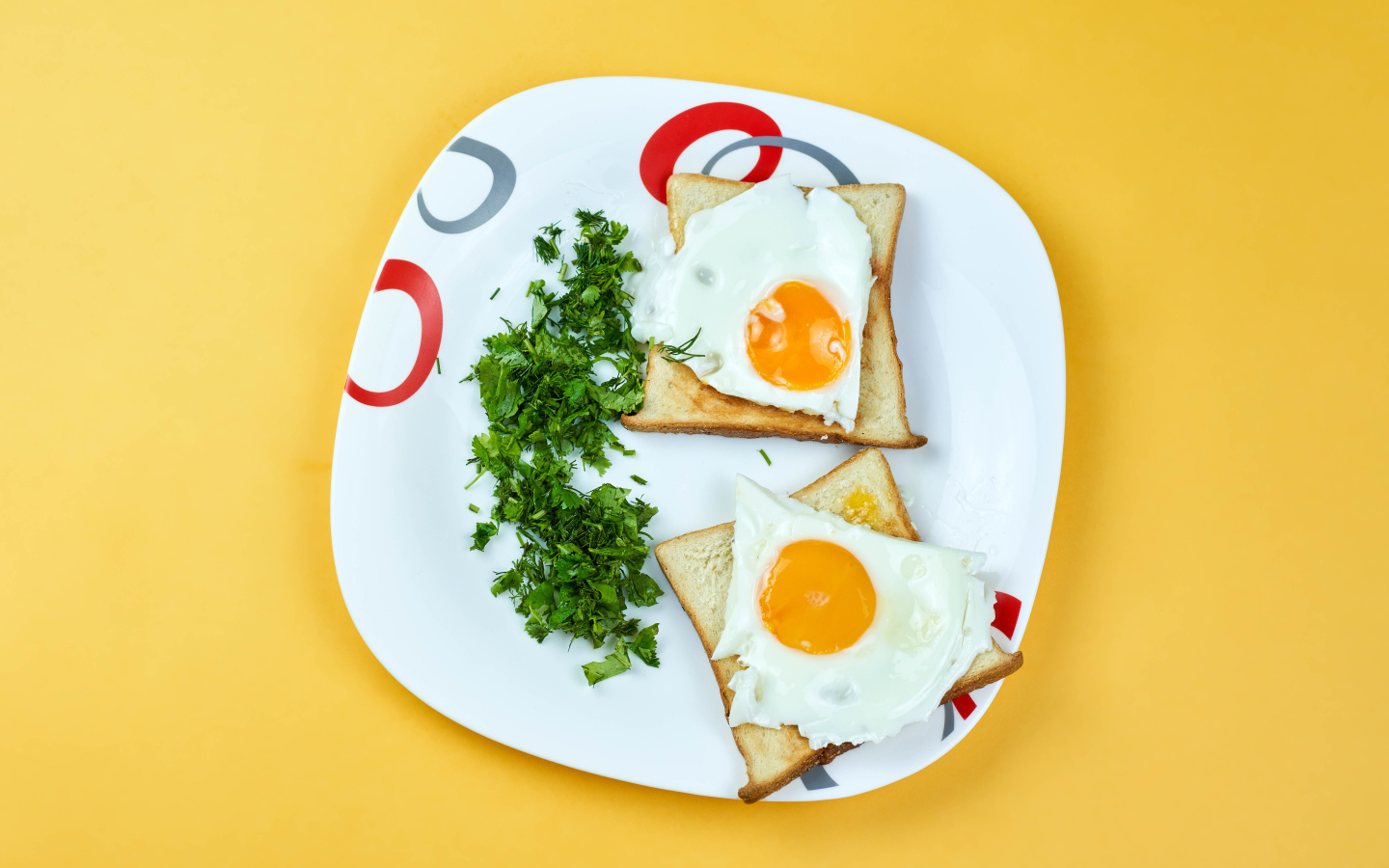 Тосты с яичницей на тарелке с зеленью петрушки 