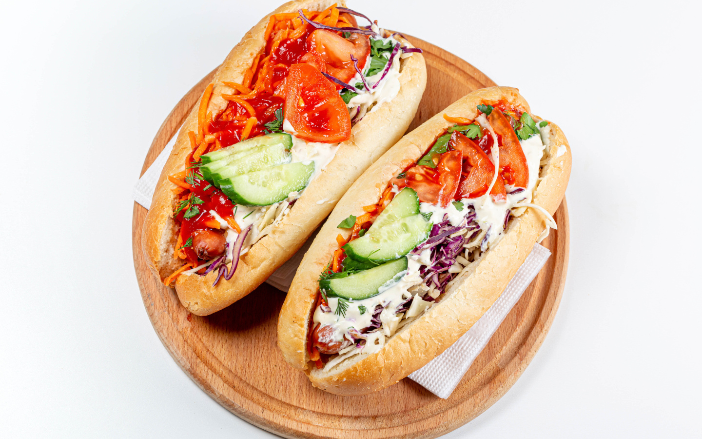 Два вегетарианских хот дога  на белом фоне 