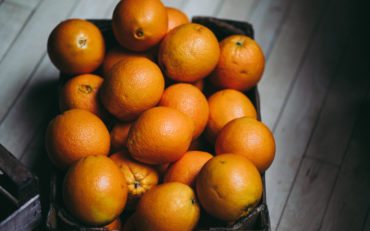 Ящик оранжевых спелых апельсинов 