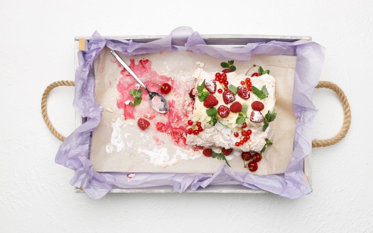 Творожная запеканка с ягодами на столе