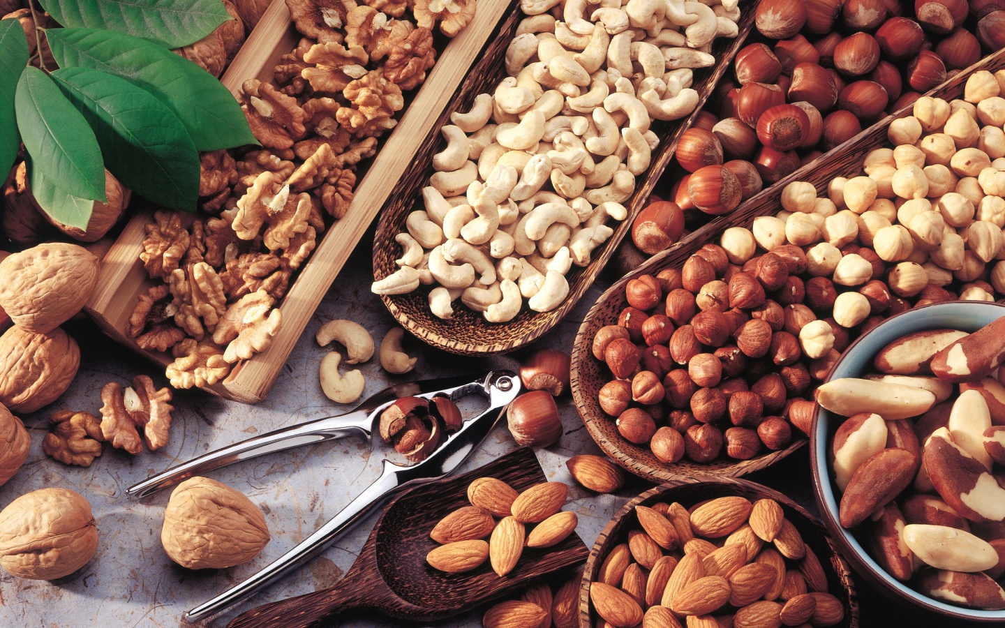 Различные виды орехов на столе 