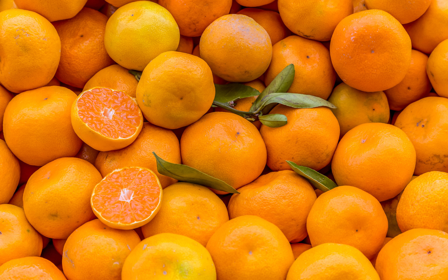 Оранжевые спелые мандарины крупным планом 