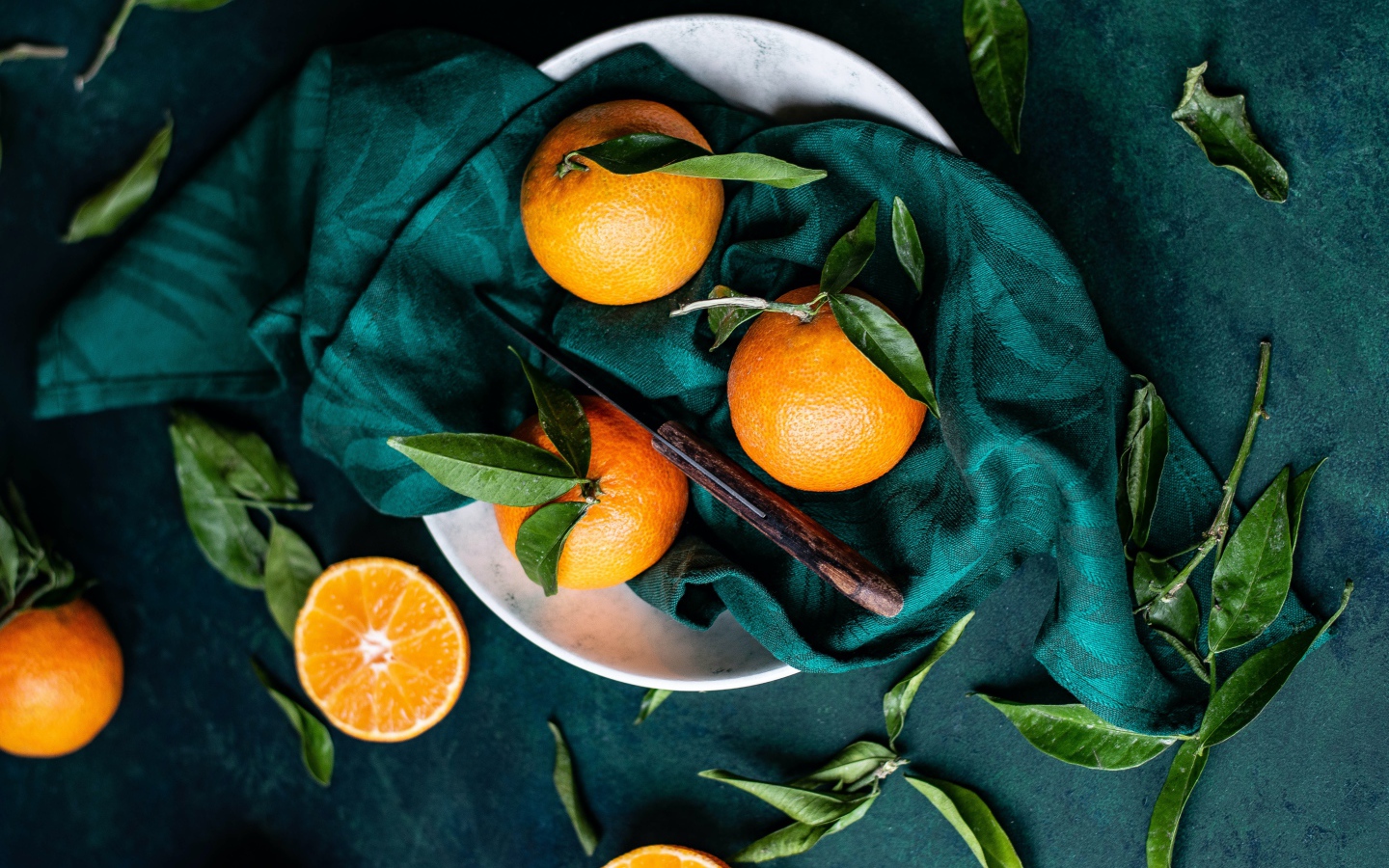 Спелые мандарины на столе в платком 