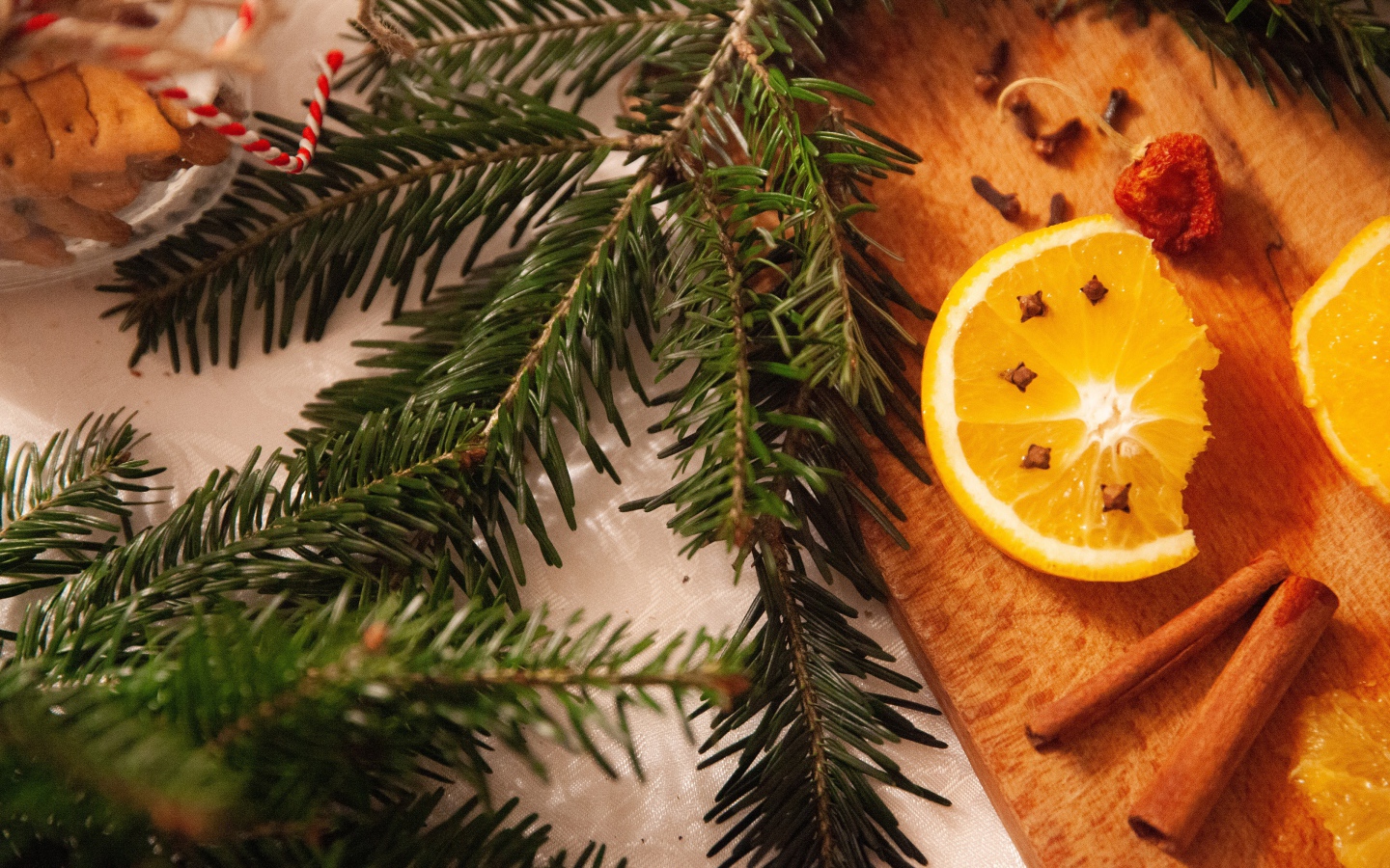 Еловая ветка с кусочками апельсина, корицей и гвоздикой 