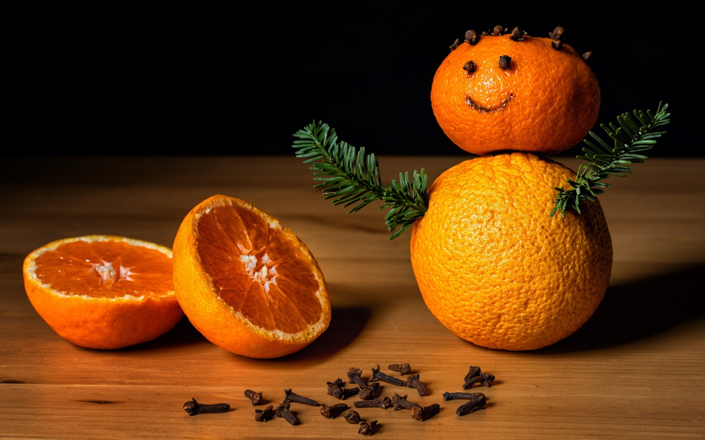 Снеговик из мандаринов и корицы на столе 