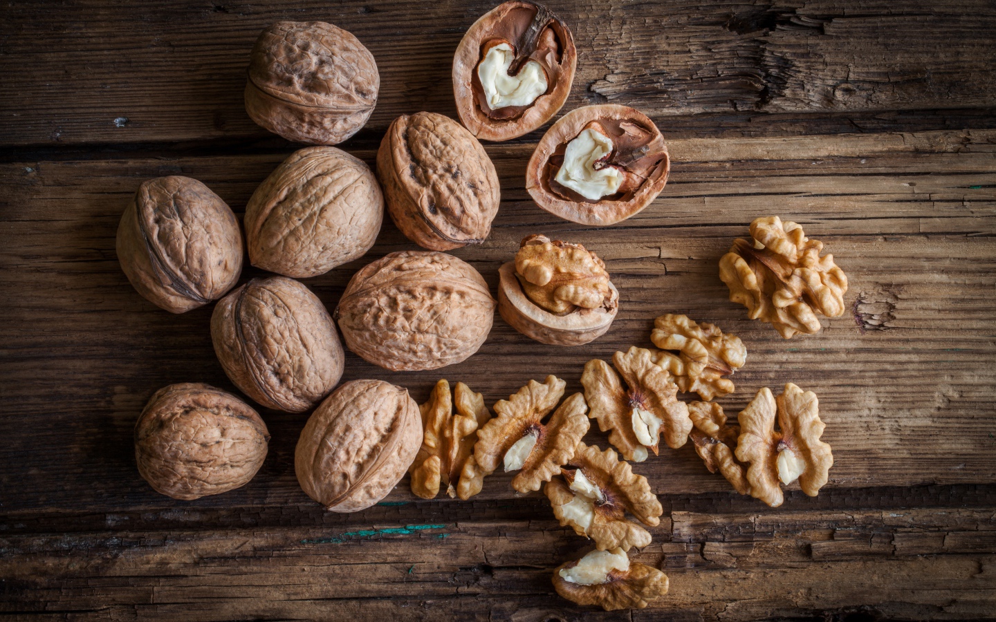 Грецкие орехи на деревянном столе 