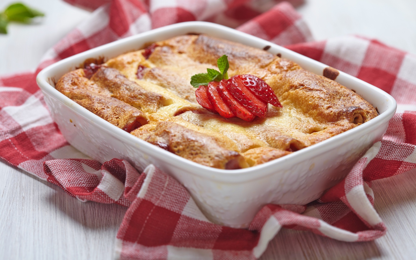 Аппетитный свежий пирог с клубникой на столе 