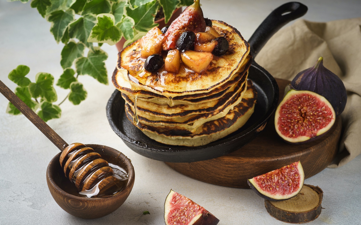 Аппетитные румяные оладьи с медом и фруктами 