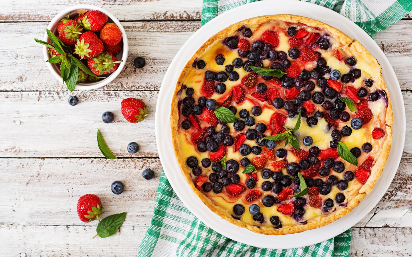 Аппетитный песочный пирог с ягодами клубники и черники 