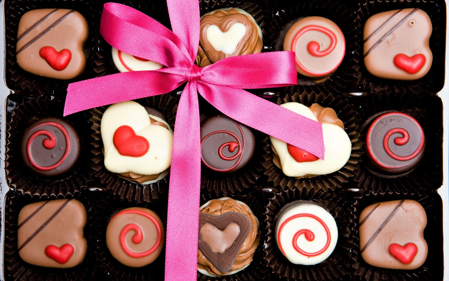 Конфеты ассорти в коробке с бантом