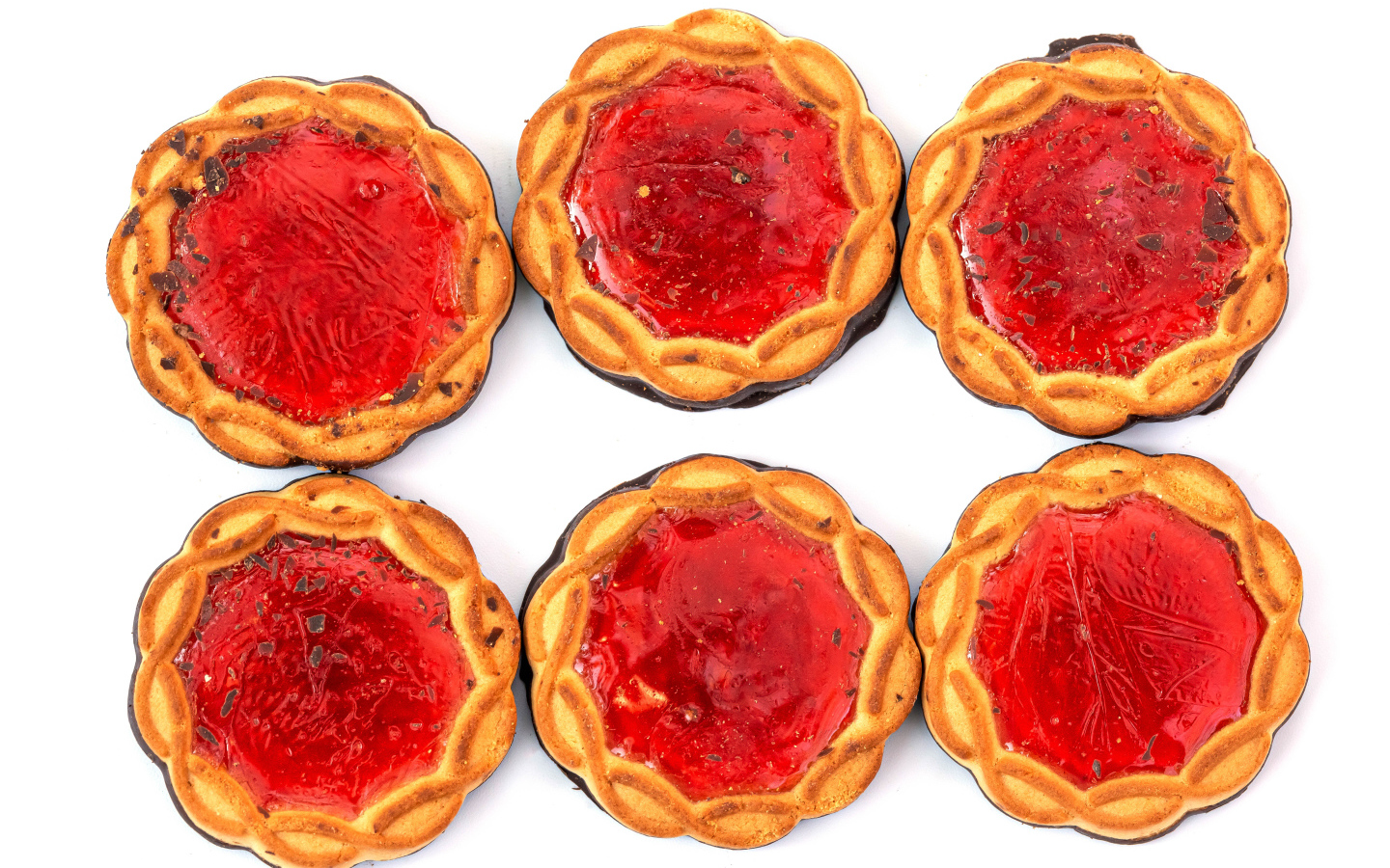 Пирожное с джемом на белом фоне