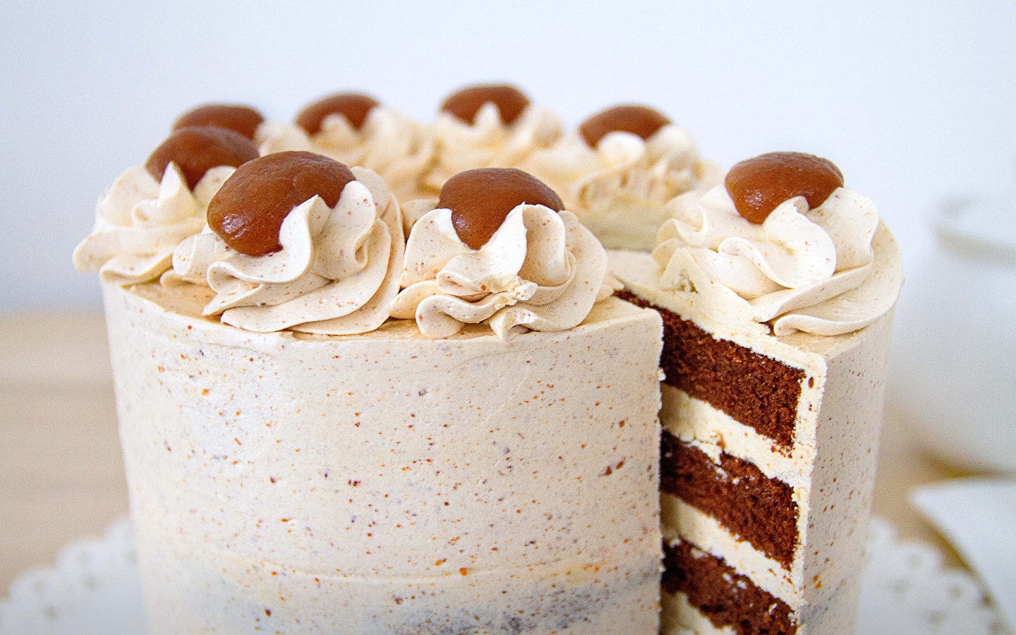 Торт с белым кремом и кофейными коржами 