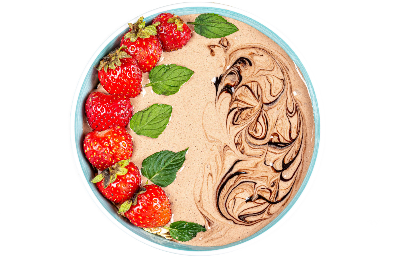 Шоколадный десерт с ягодами клубники на белом фоне