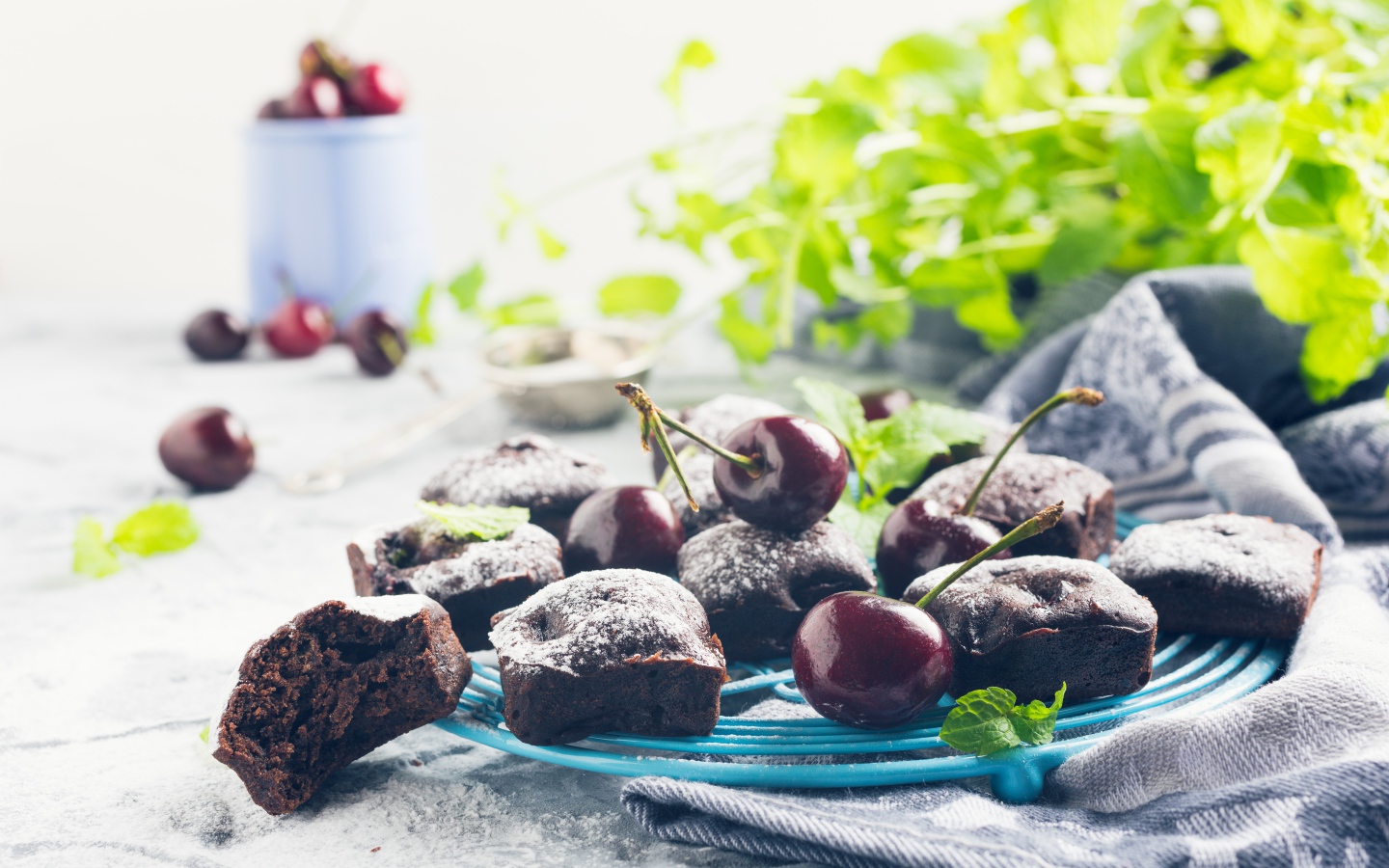 Шоколадные кексы на тарелке с ягодами черешни 