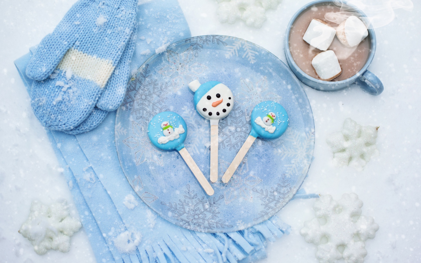 Новогодние конфеты на снегу с какао и варежками 