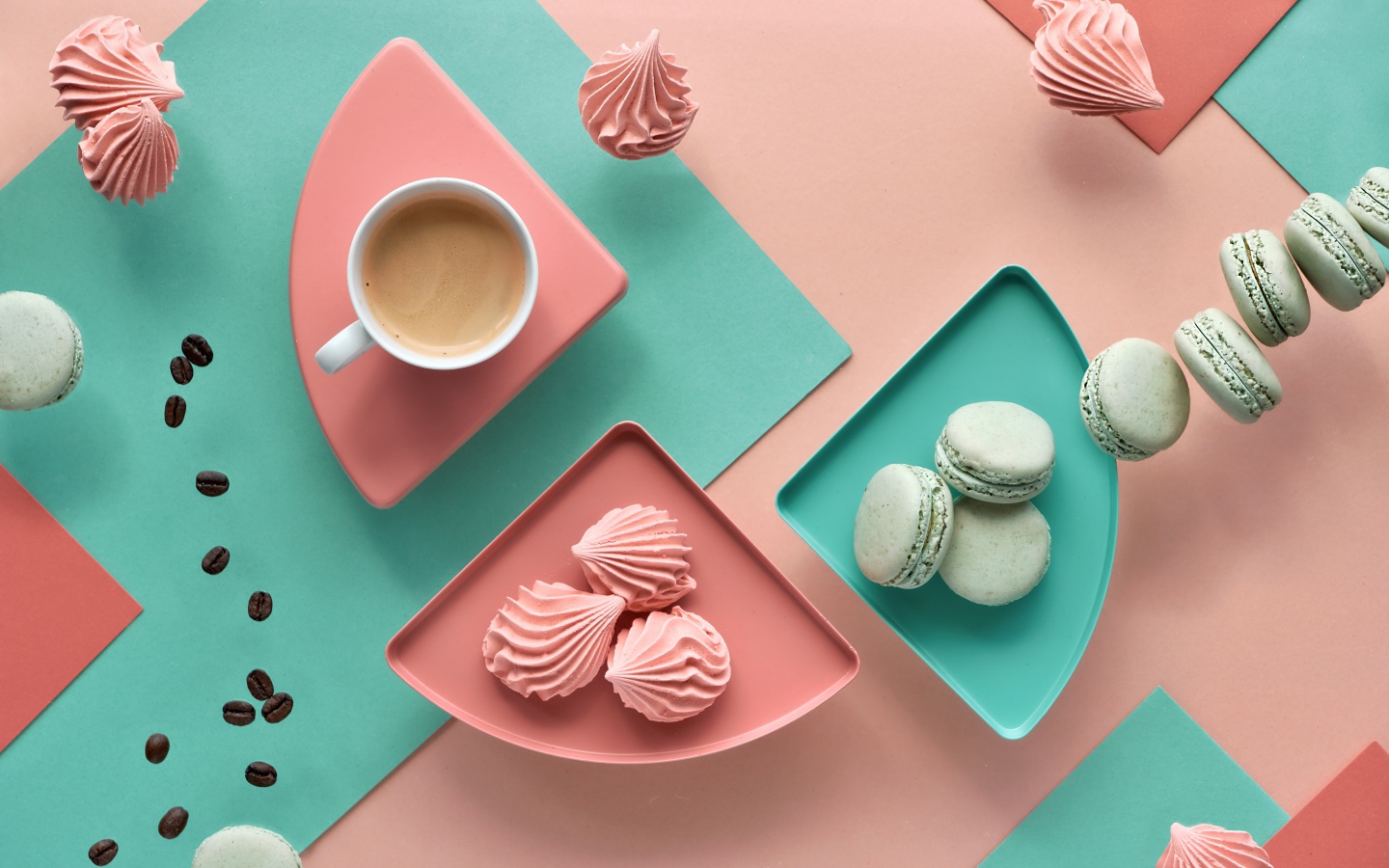 Чашка какао на столе с зефиром и десертом макарон 