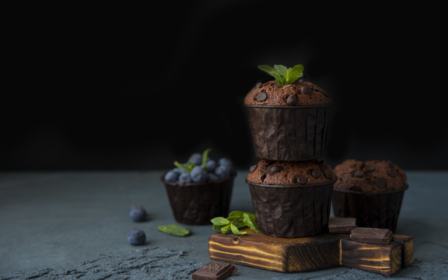 Кексы с шоколадом на столе с ягодами черники на столе 