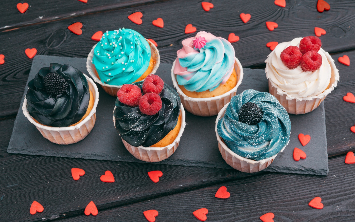 Вкусные кексы с разноцветным кремом 