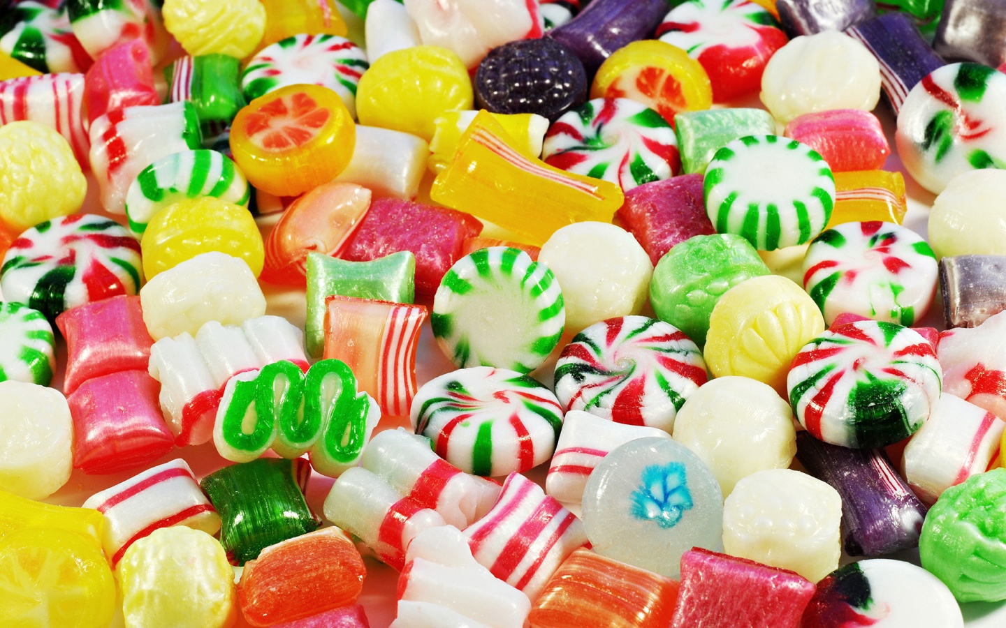 Вкусные разноцветные конфеты крупным планом