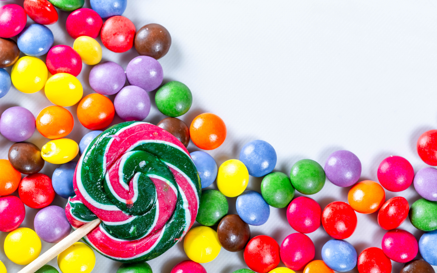 Вкусные разноцветные шоколадные конфеты в глазури 